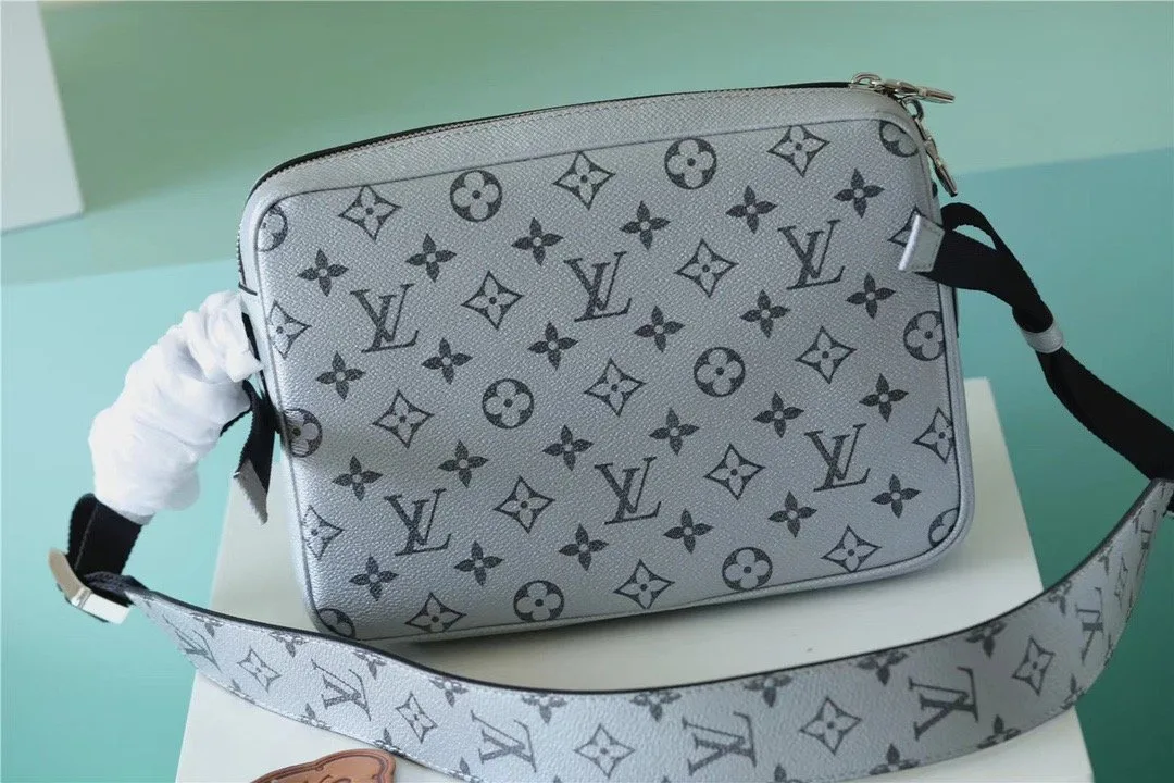 Louis Vuitton Outdoor Messenger Bag Monogram/Taiga Gunmetal Grey / - Image 4