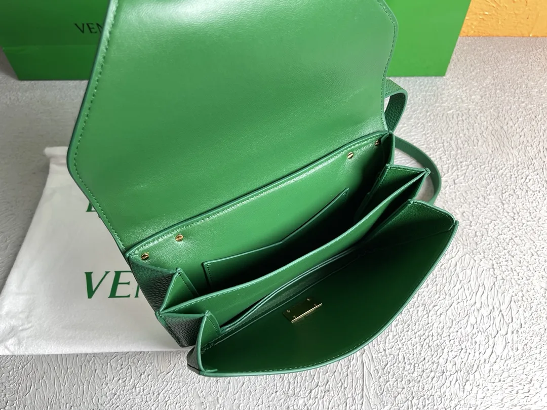 Alternative view of Bottega Veneta Mount Green
