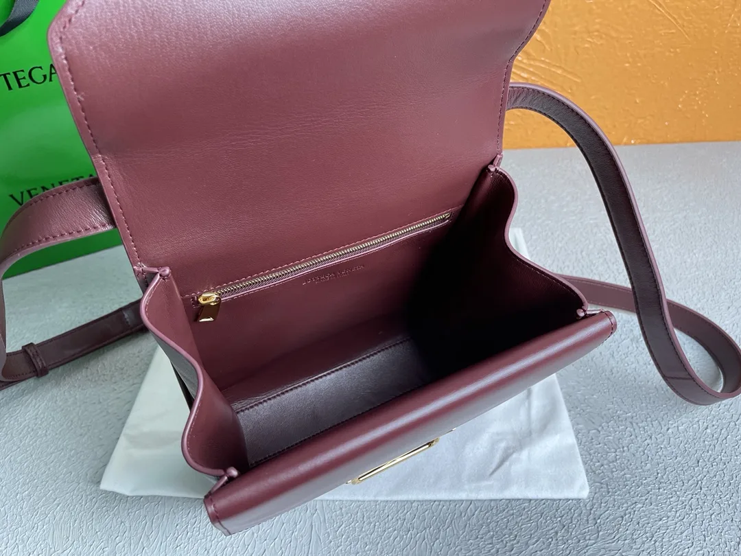 Bottega Veneta Clip Bag Purple - Image 4