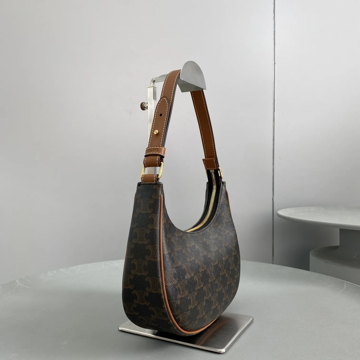 Celine Ava Bag In Triomphe Canvas Brown / .04LU - Image 6