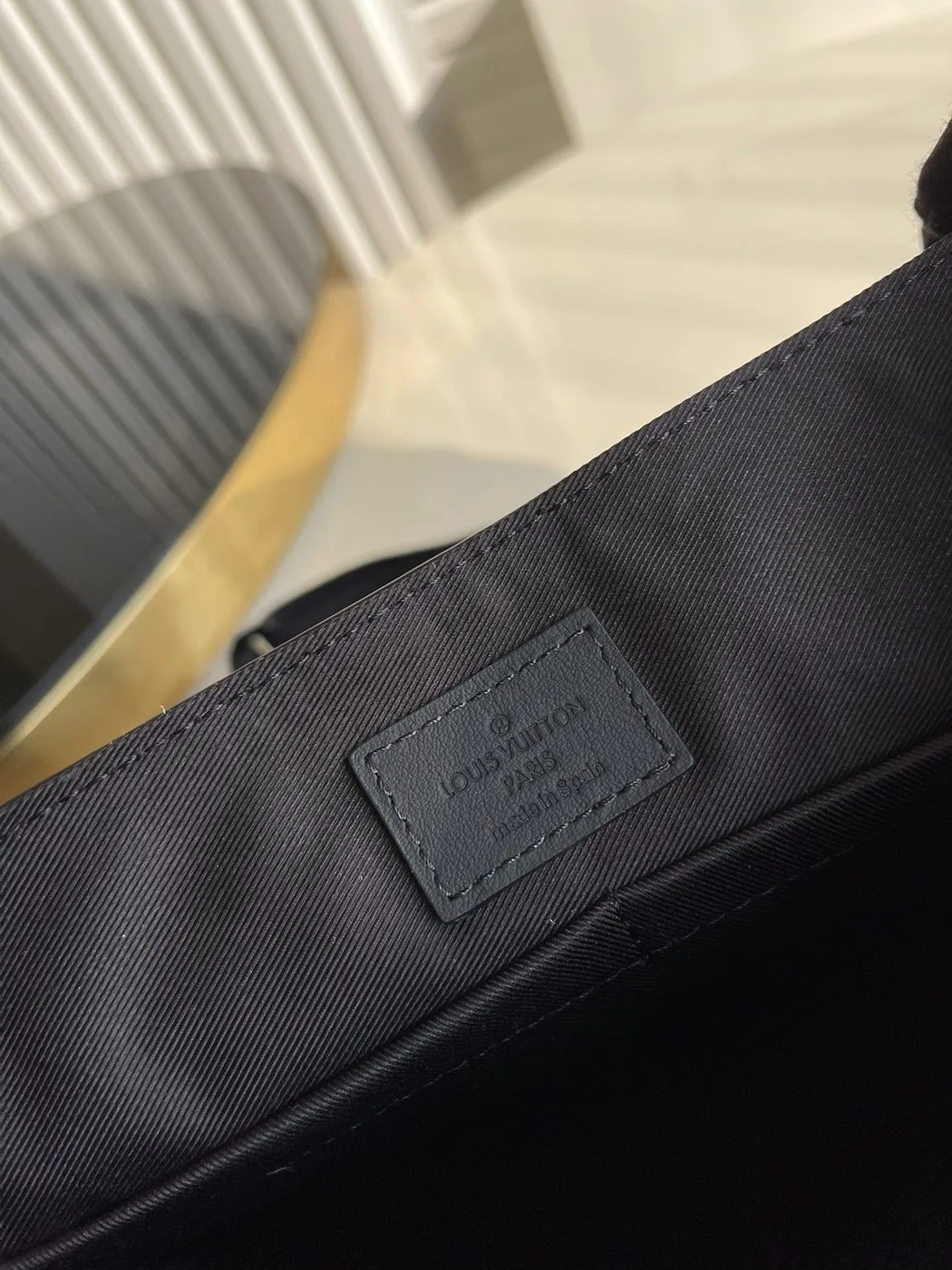 Louis Vuitton Messenger Grain Black - Image 5