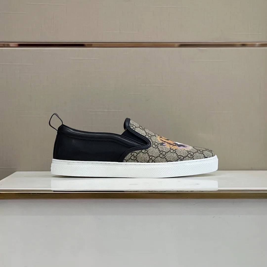 Gucci Men’s GG Supreme Slip-On With Tiger Black And Gray - Image 4