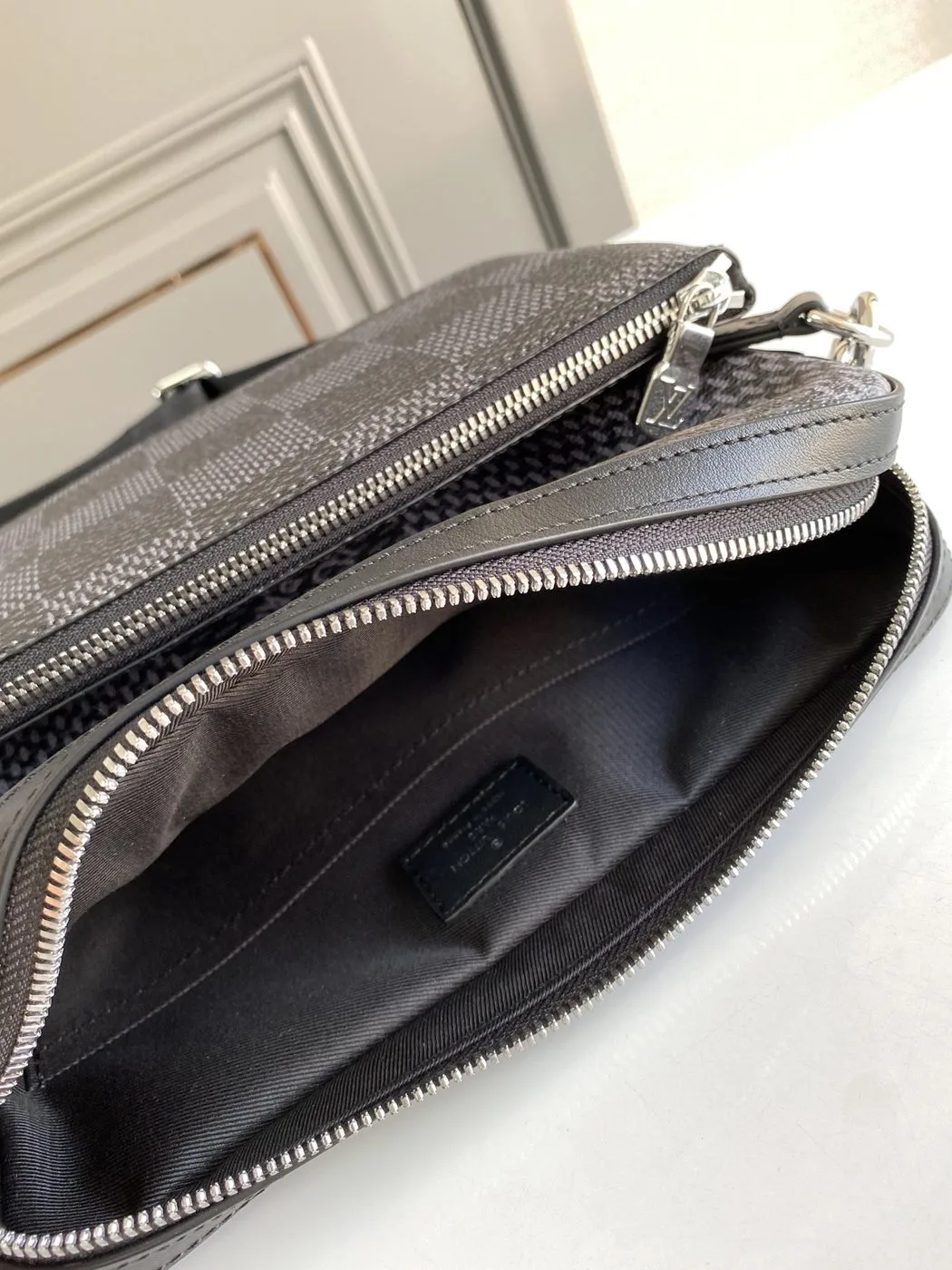 Louis Vuitton Trio Messenger Damier Graphite Black - Image 4