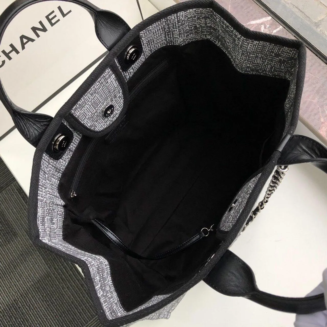 Chanel Deauville Tote Bag in Raffia Canvas, Black/White , / - Image 9