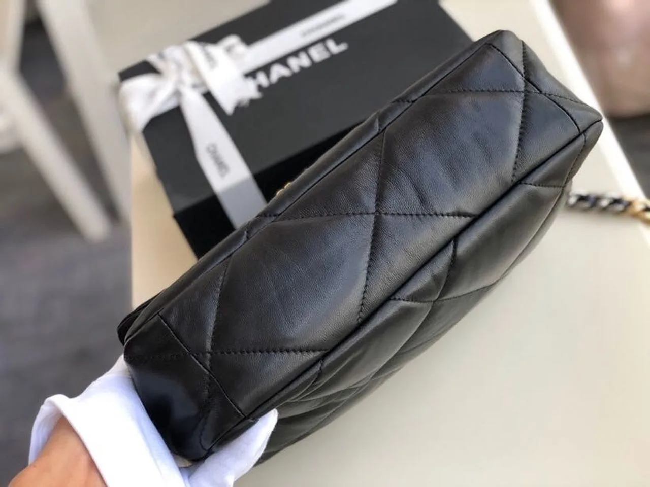 Chanel 19 HandBag Black / - Image 4