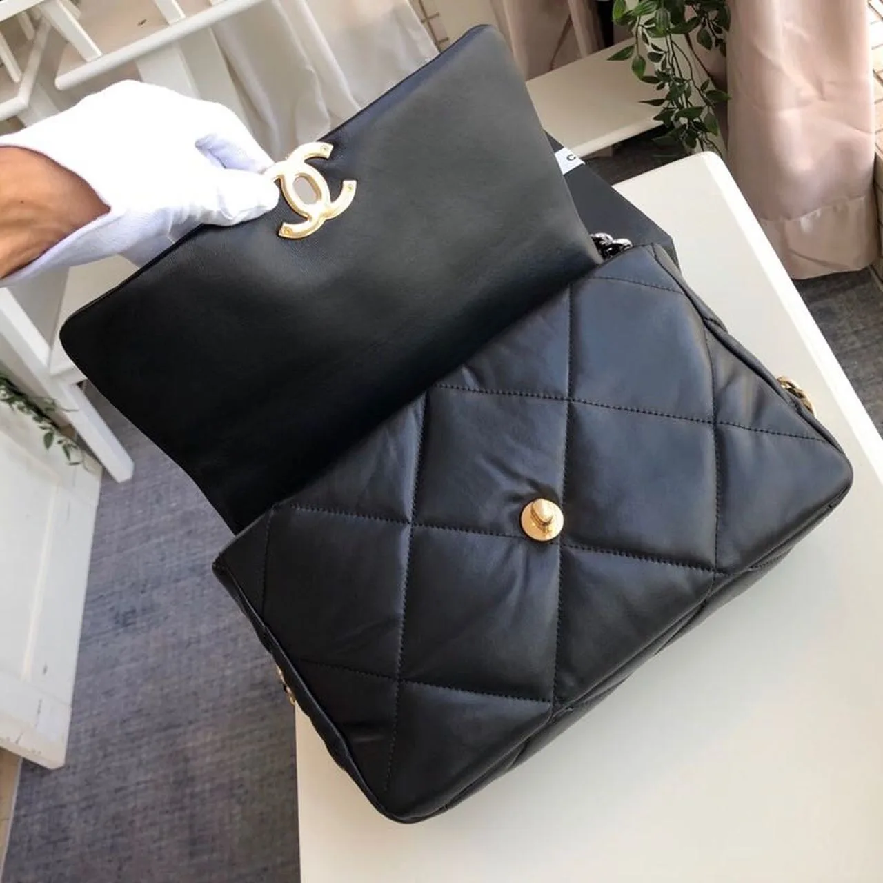 Chanel 19 HandBag Black / - Image 8