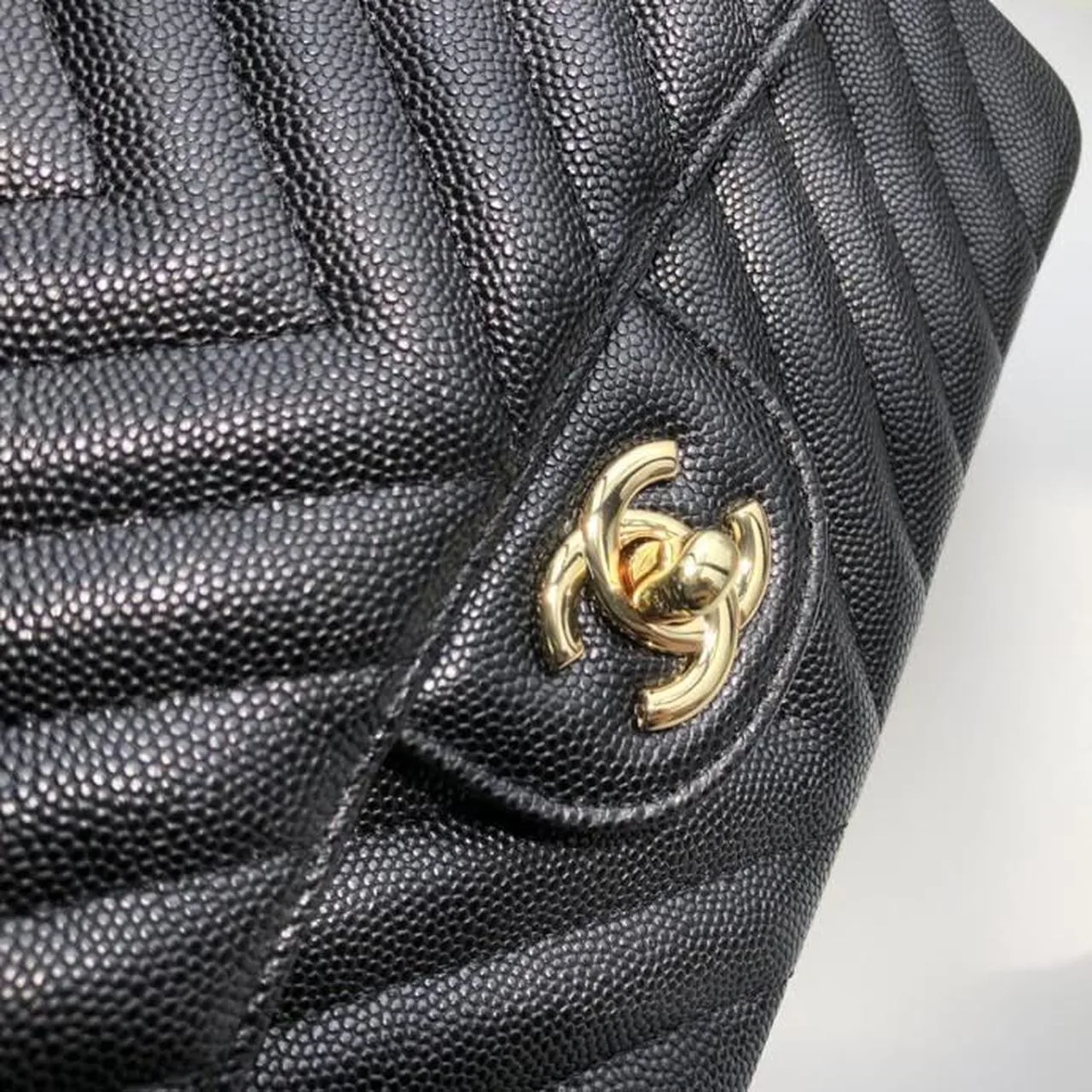Chanel Chevron Classic Flap Medium Crossbody Bag / Black Gold Toned Hardware - Image 7