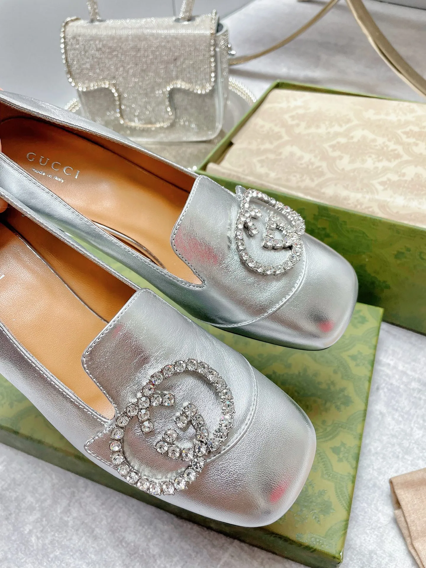 Gucci Women’s Mid-Heel Pump With GG Logo Silver - Image 7