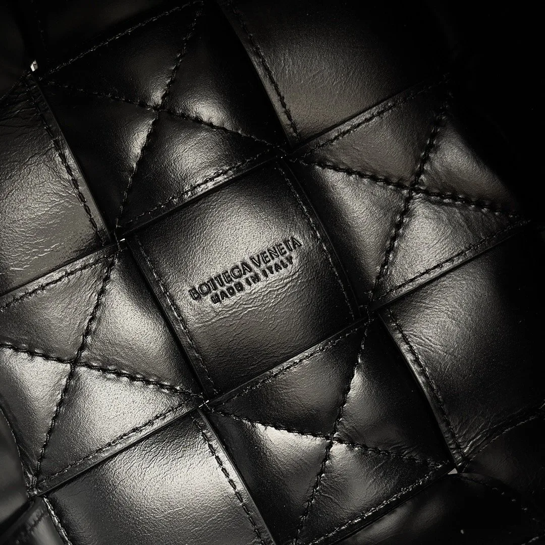 Bottega Veneta Small Cassette Bucket Bag Black - Image 3