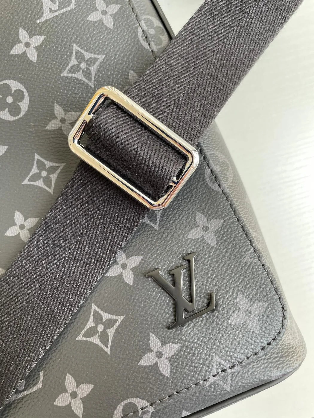 Louis Vuitton District MM Monogram Eclipse Canvas - Image 4