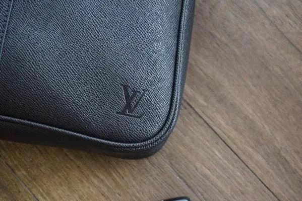 Amazing Porte-Documents Voyage PM Taiga Leather - Image 5