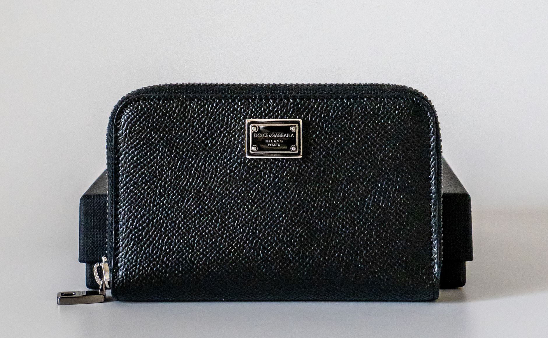 How to Style a Versace Wallet: Complete Guide