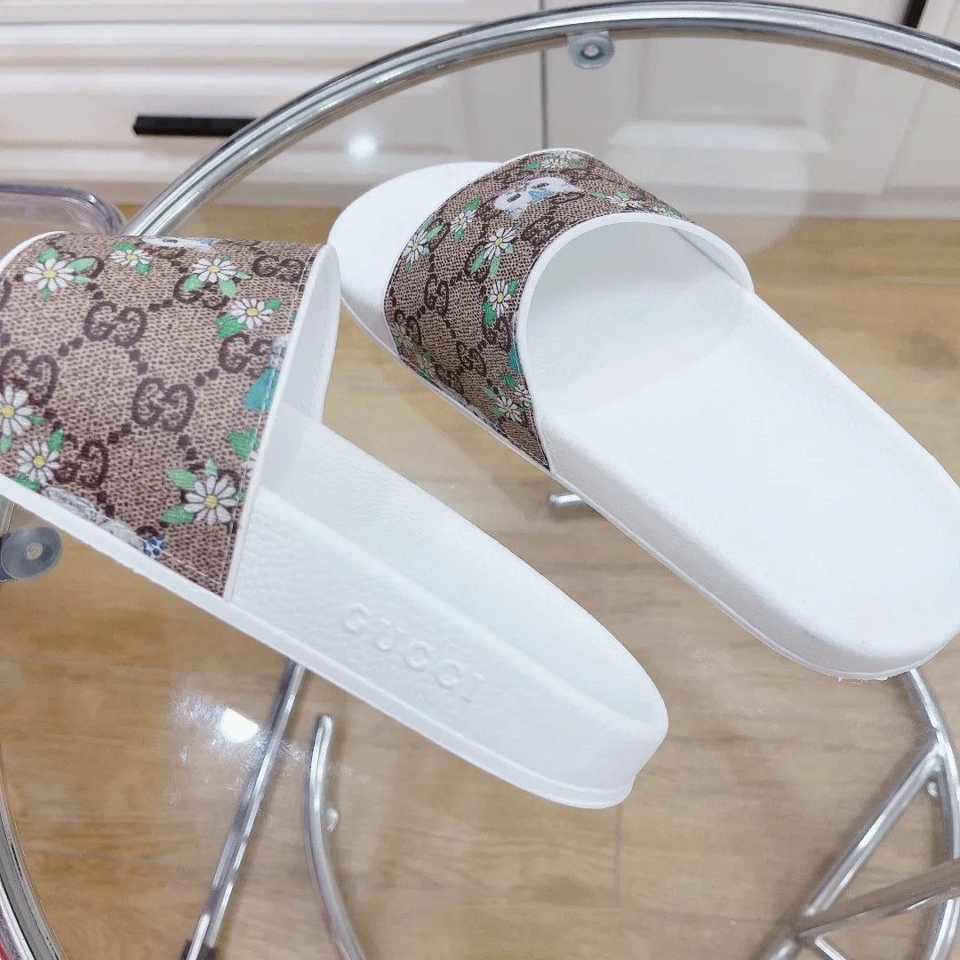 Gucci Women’s GG Slide Sandal With Cat White And Brown - Image 3