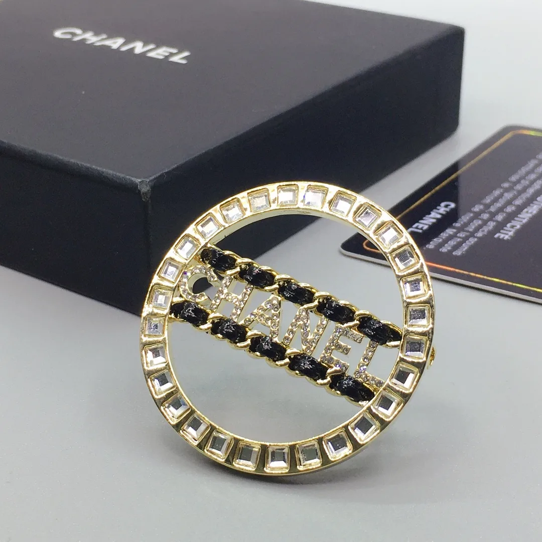 Chanel Brooch Gold-toned Hardware - Image 4