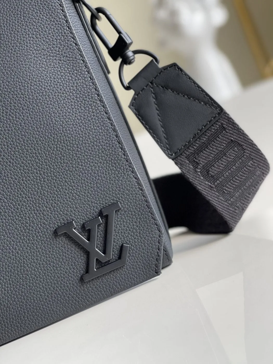Louis Vuitton Messenger Grain Black - Image 4