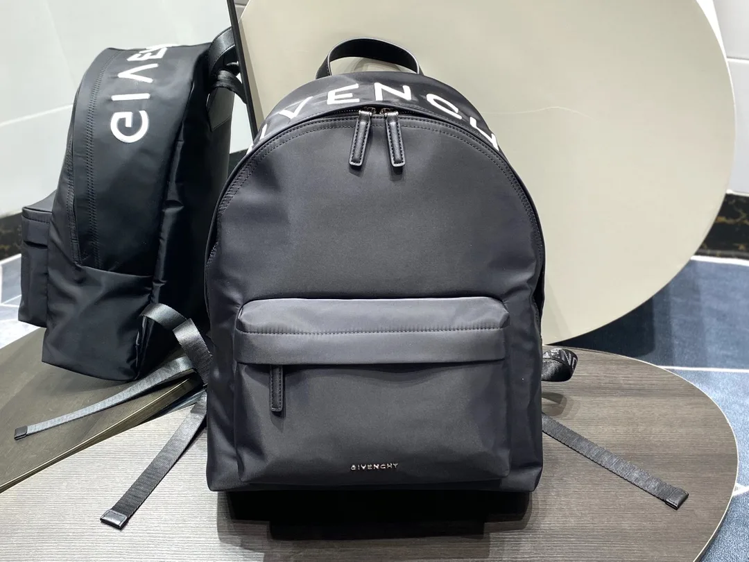 Givenchy Essentiel U