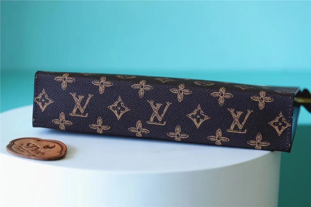 Louis Vuitton Pochette Voyage MM Monogram Canvas - Image 4