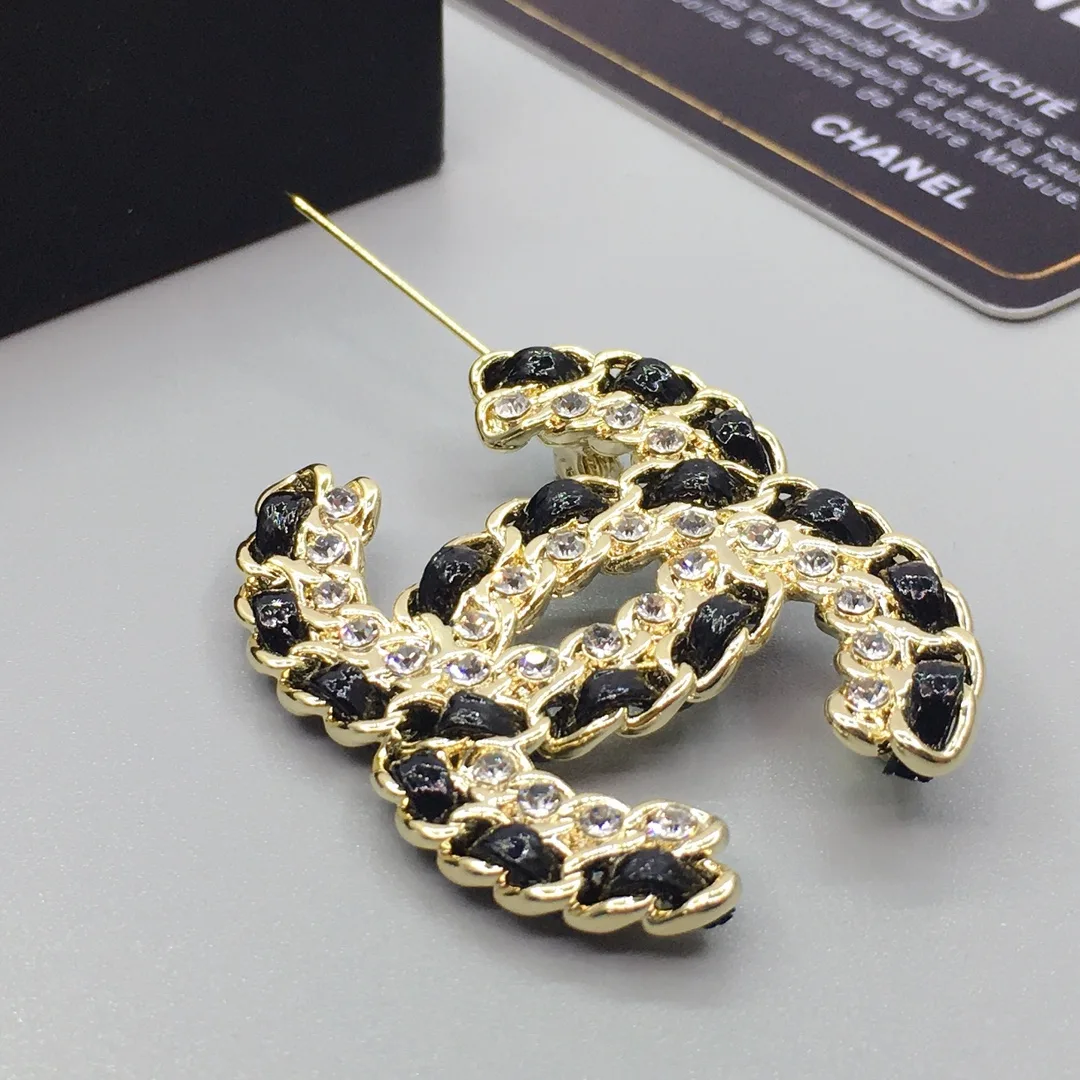 Chanel Brooch CC Logo Gold-toned - Image 4