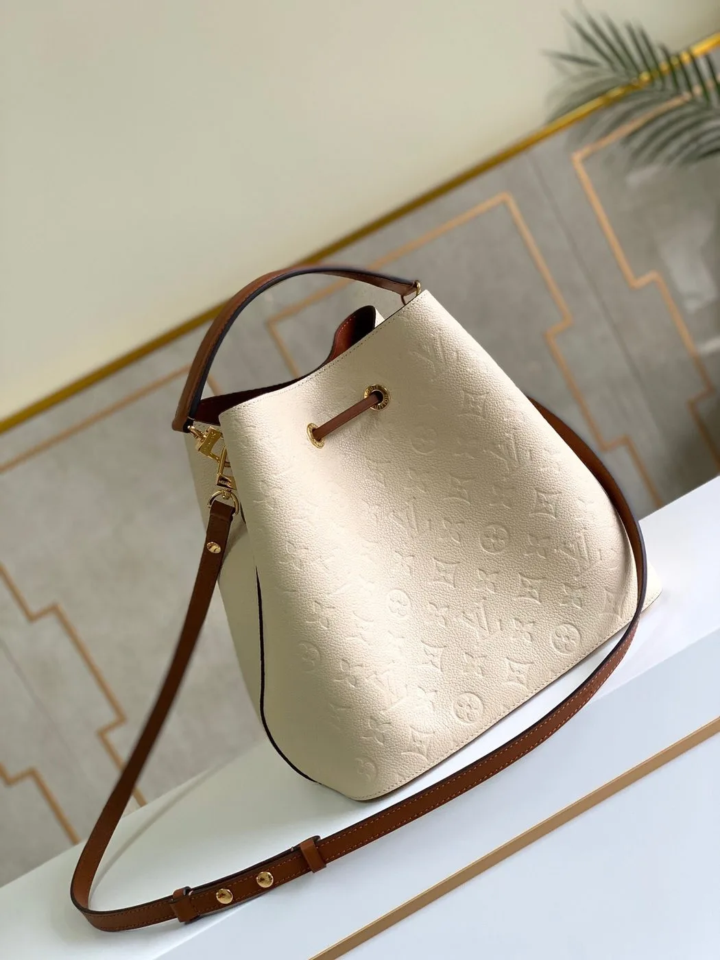Louis Vuitton NeoNoe MM Bucket Bag Monogram Empreinte Creme - Image 3