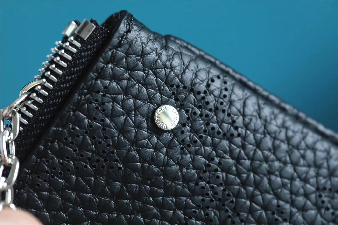 Louis Vuitton Key Pouch Mahina Black - Image 8
