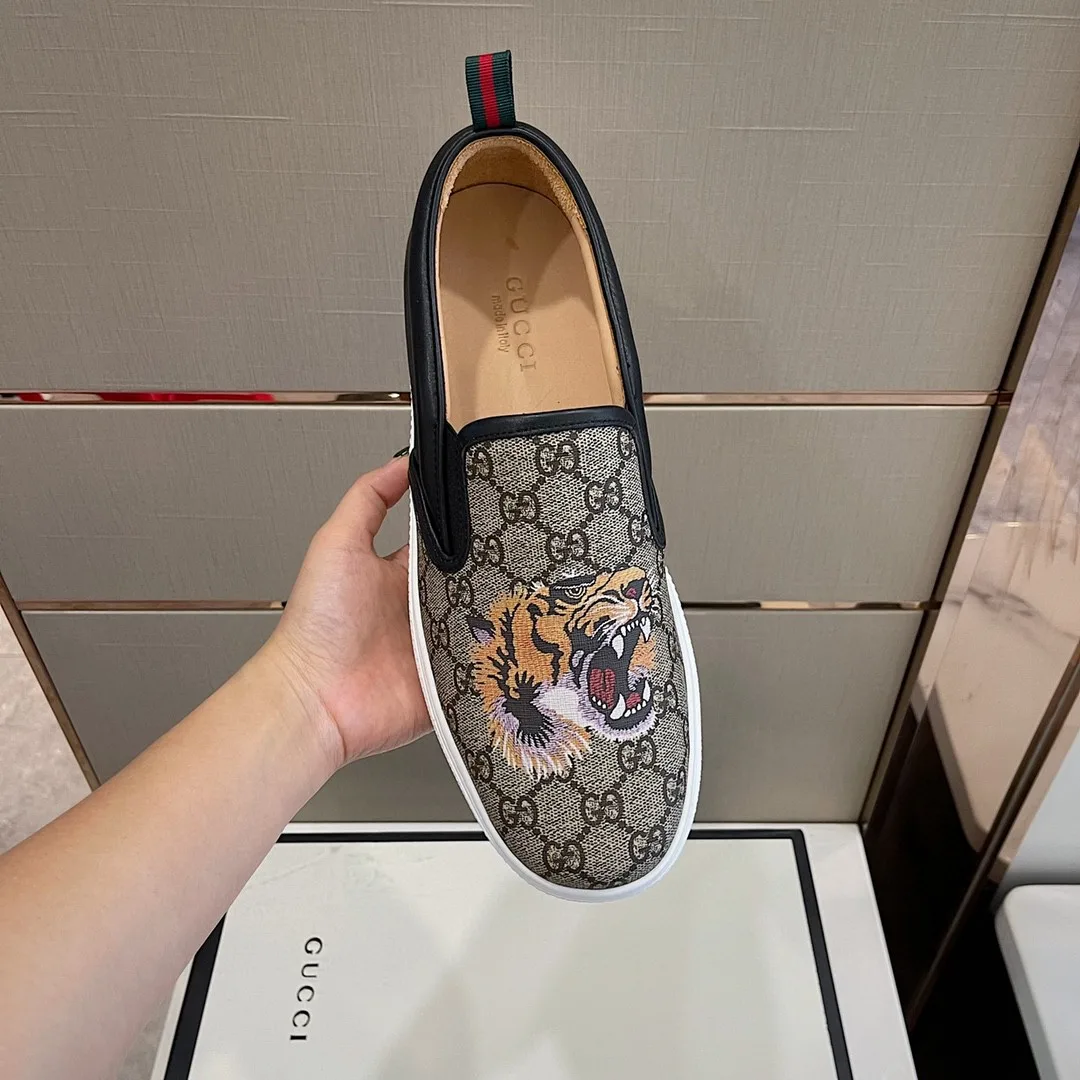 Gucci Men’s GG Supreme Slip-On With Tiger Black And Gray - Image 3