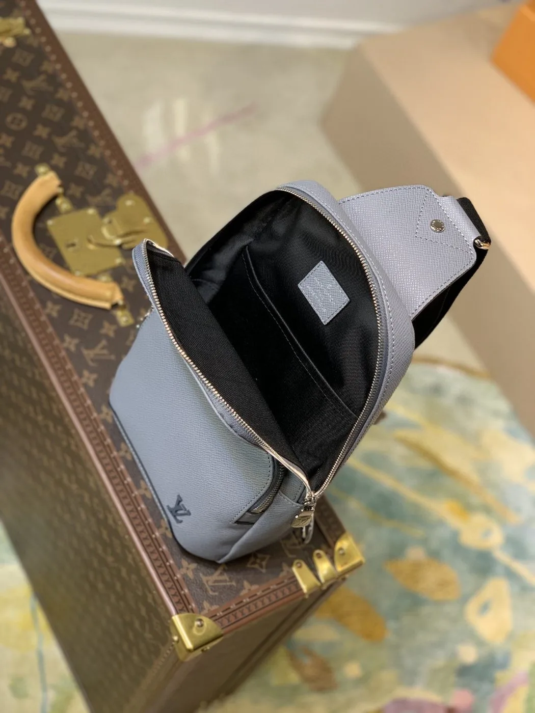 Louis Vuitton Avenue Sling Bag Taiga Grey - Image 5