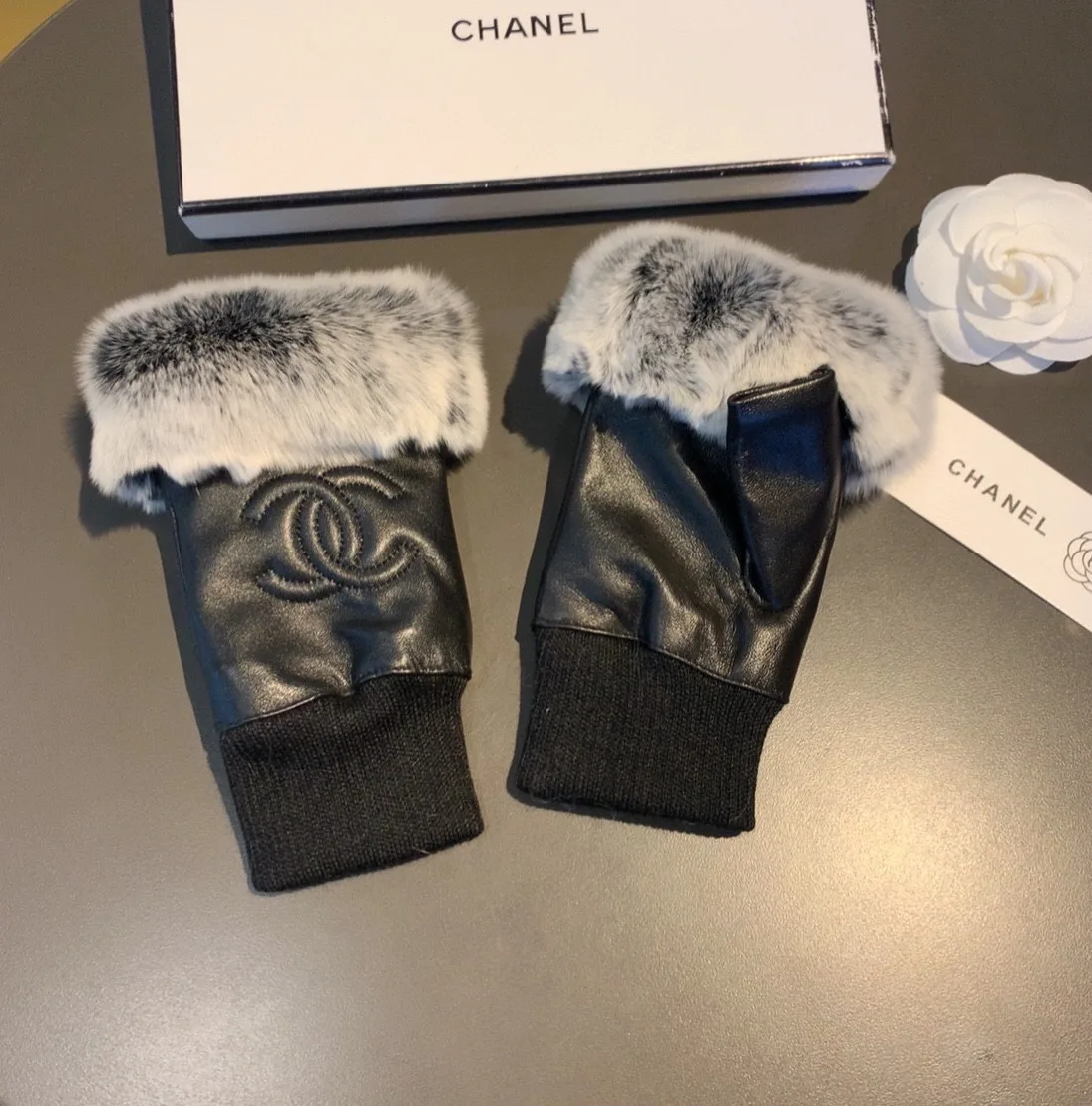 Chanel Gloves In Black - Image 6