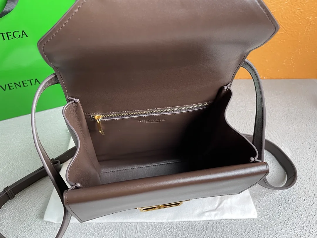 Alternative view of Bottega Veneta Clip Bag Brown