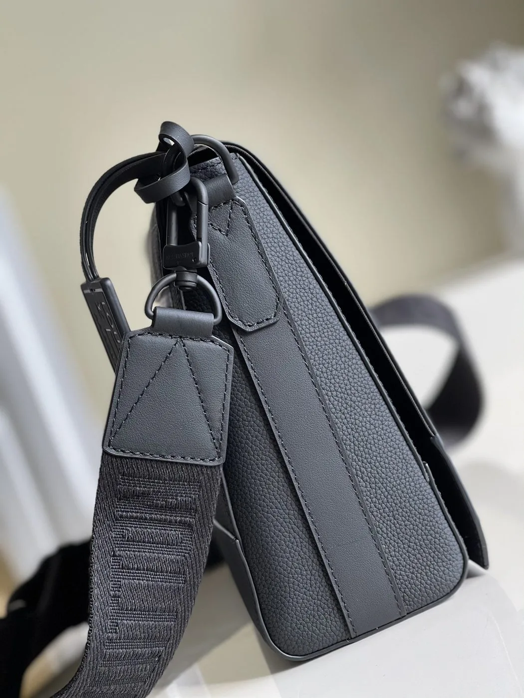 Louis Vuitton Messenger Grain Black - Image 2