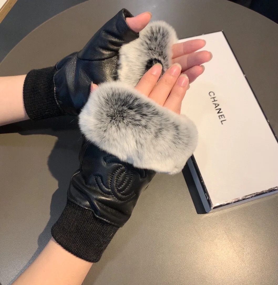 Chanel Gloves In Black - Image 4