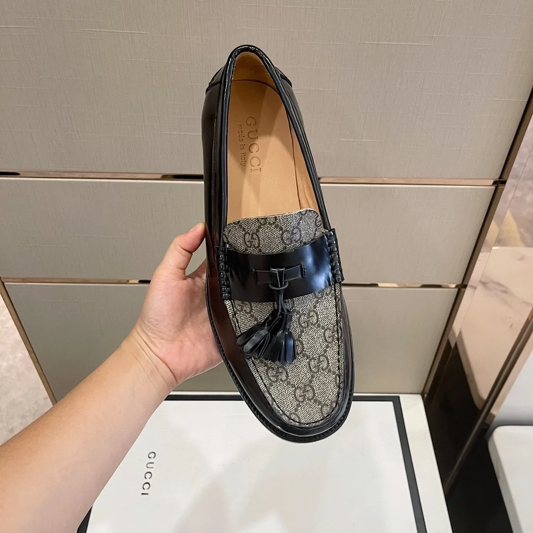 Gucci Men’s GG Loafers Horsebit With Tassel Black And Beige - Image 3