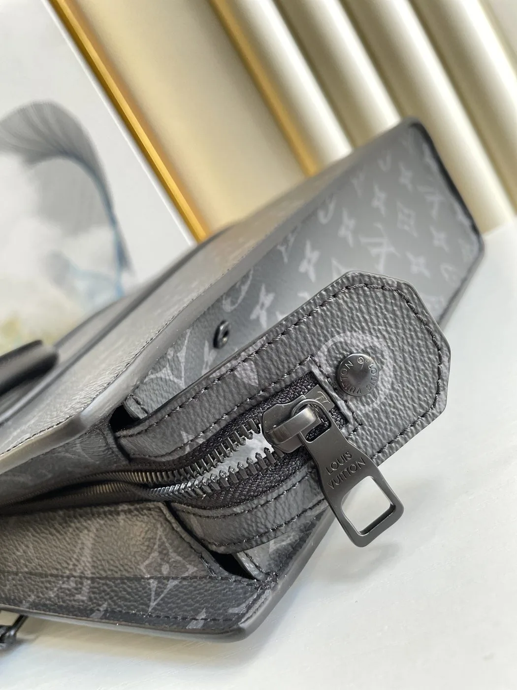 Louis Vuitton Sac Plat Horizontal Zippe Monogram Eclipse - Image 4
