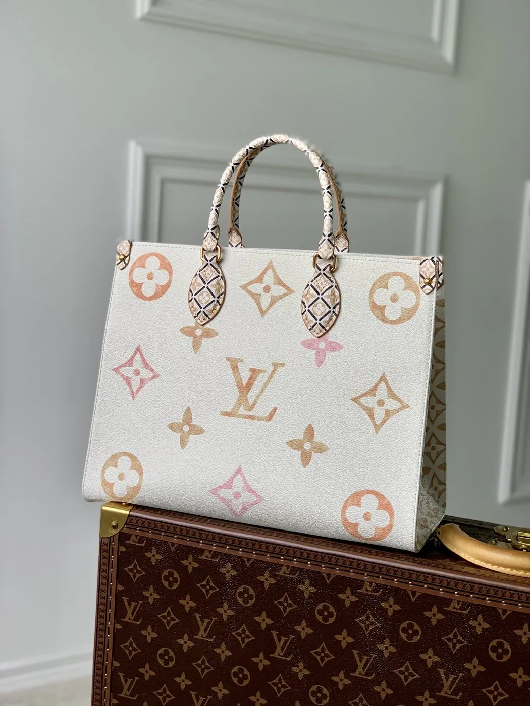 Louis Vuitton OnTheGo MM / 13.8 Inches - Image 3