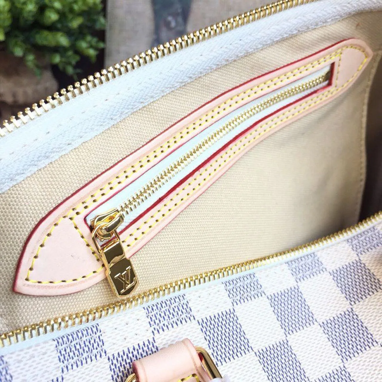 Louis Vuitton Speedy 30 Top Handle Bag / White/ Multicoloured Damier Azur Canvas Gold Hardware - Image 10
