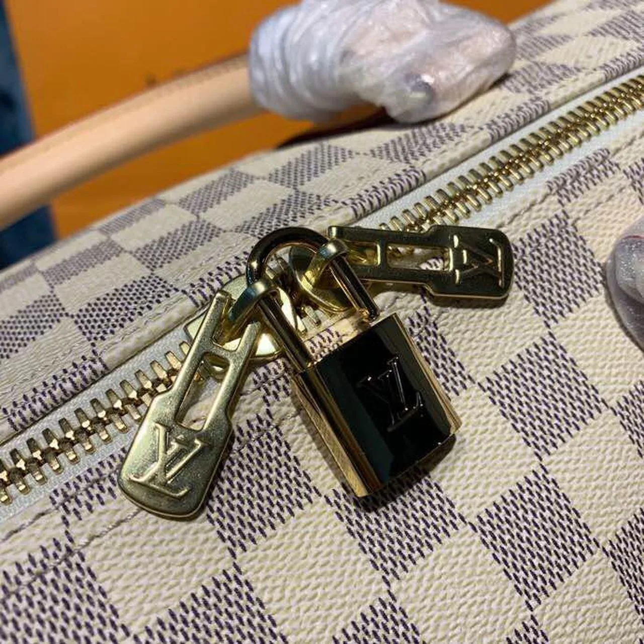 Louis Vuitton Keepall Bandouliere 55 Travel Bag / Damier Azur Gold Hardware - Image 18