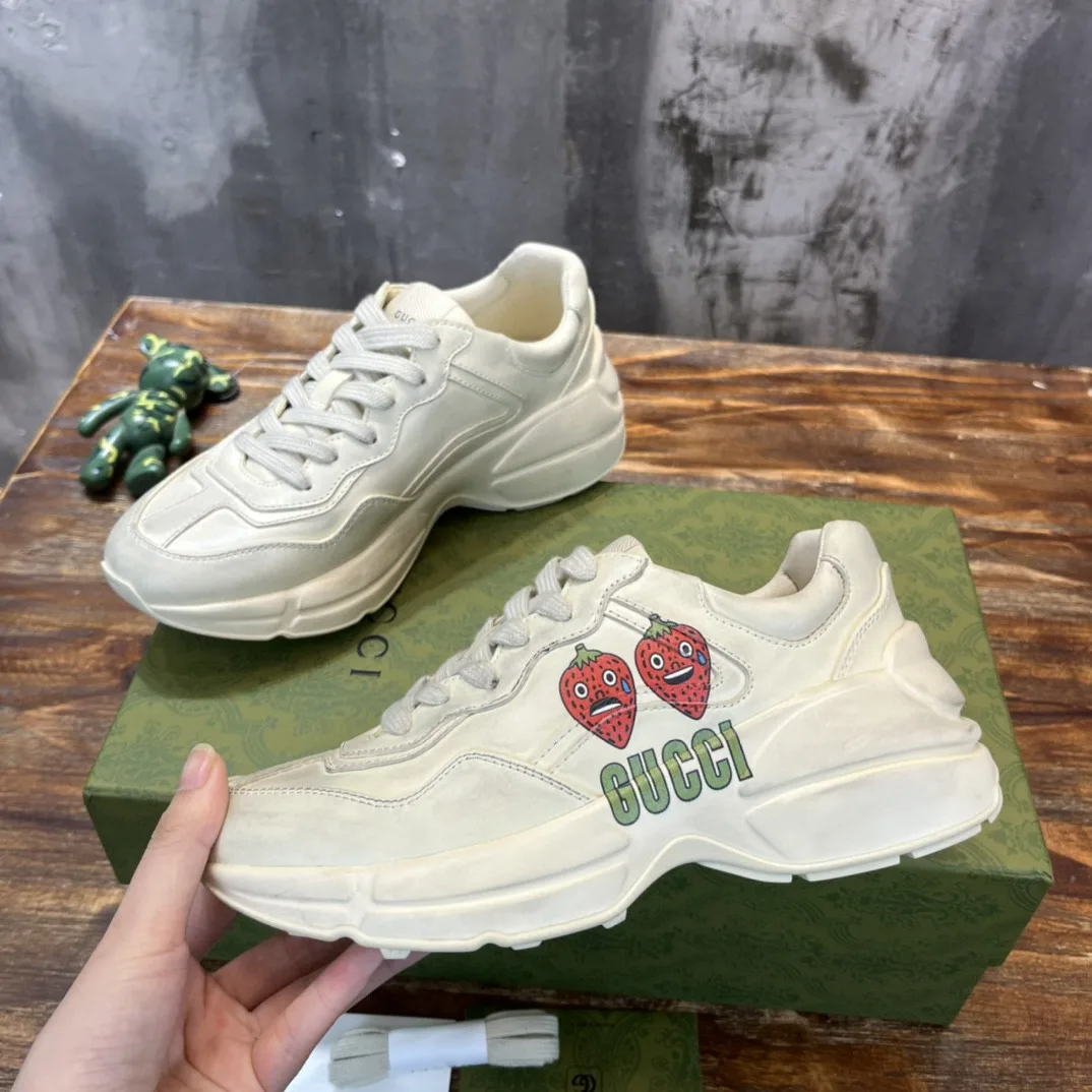 Gucci Men’s Rhyton Sneaker With Strawberry Print Ivory White - Image 9