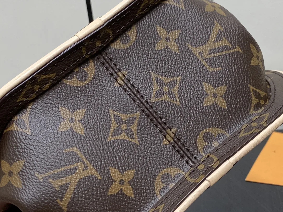 Louis Vuitton Around Me PM Brown / - Image 7