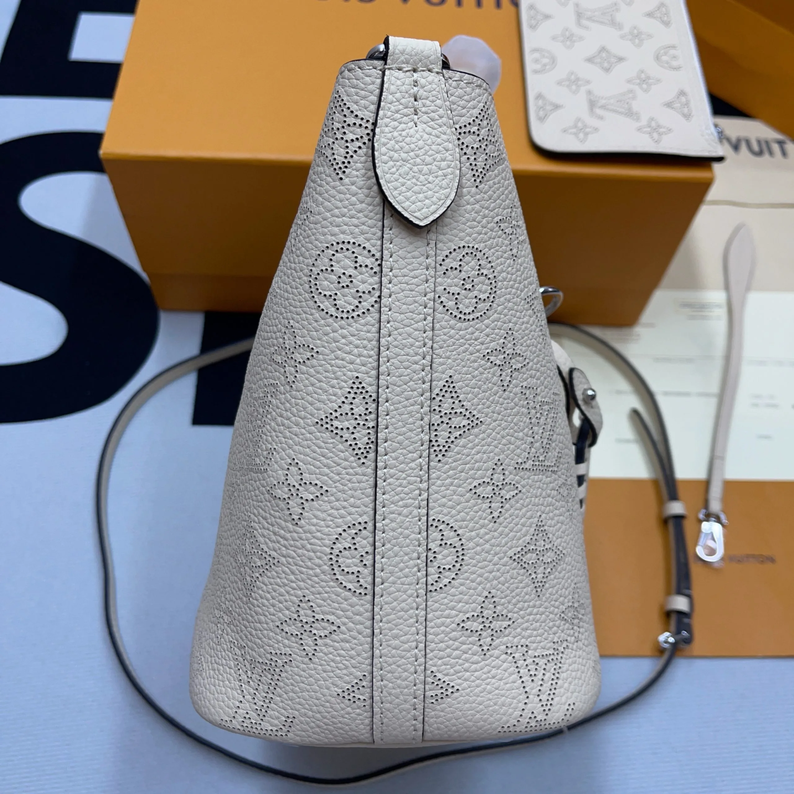 Louis Vuitton Loop Blossom PM White / - Image 6
