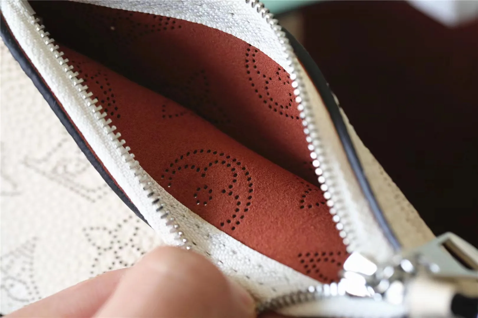 Alternative view of Louis Vuitton Loop Blossom PM White /