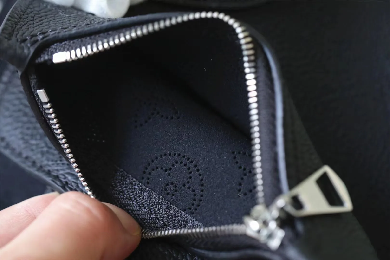Louis Vuitton Loop Blossom PM Black / - Image 4