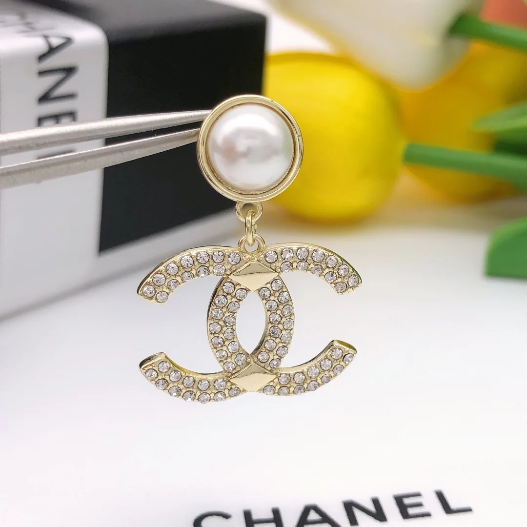 Chanel C-Shaped Earrings Gold - Image 3