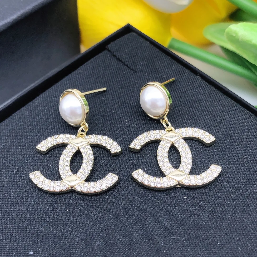 Chanel C-Shaped Earrings Gold - Image 5