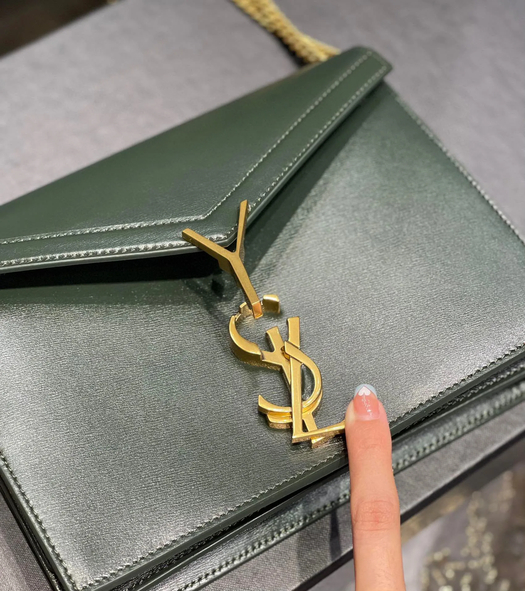 Saint Laurent Cassandra Medium Shoulder Bag / Green Gold Hardware - Image 8