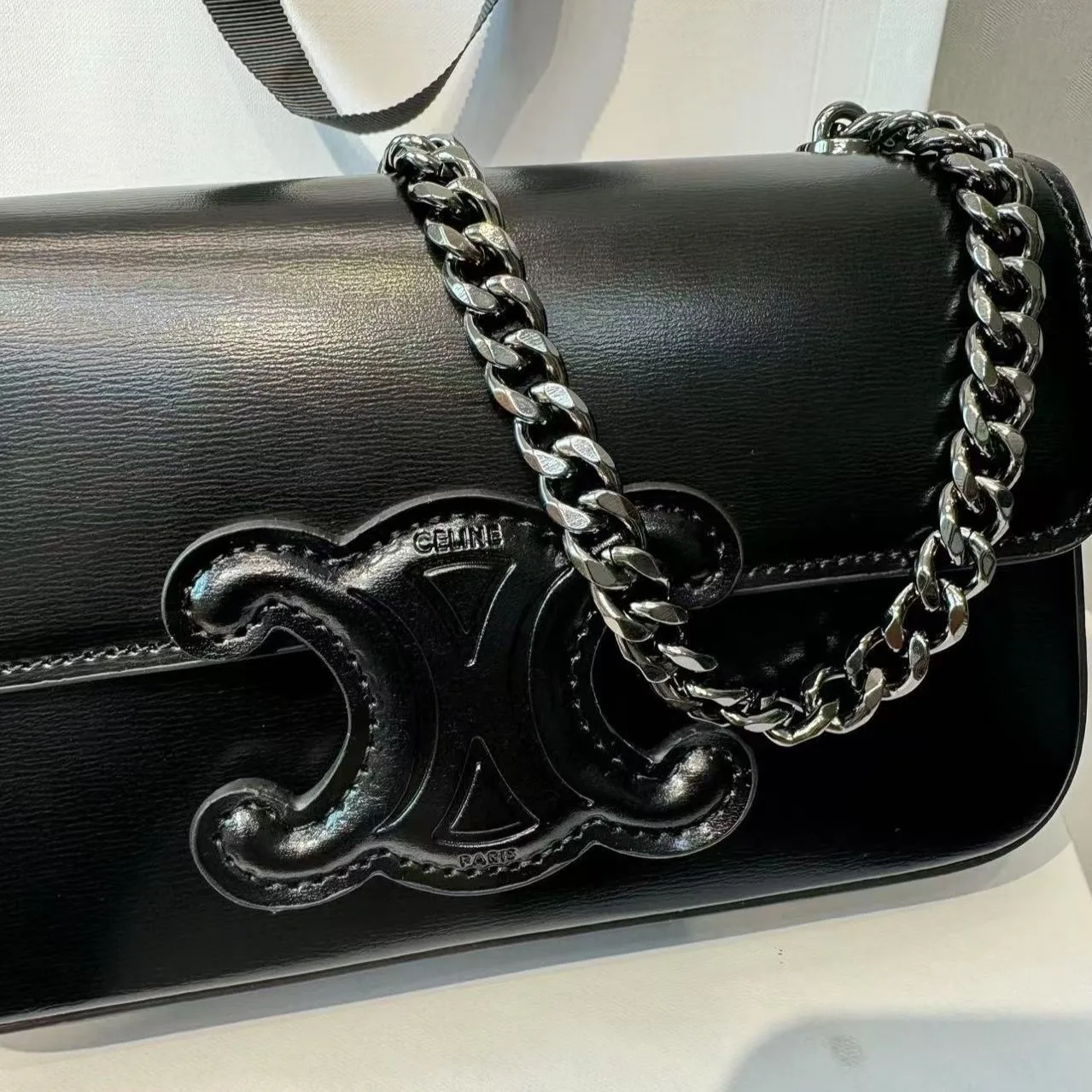 Alternative view of Chain Shoulder Bag Triomphe In Shiny Black / .38NO