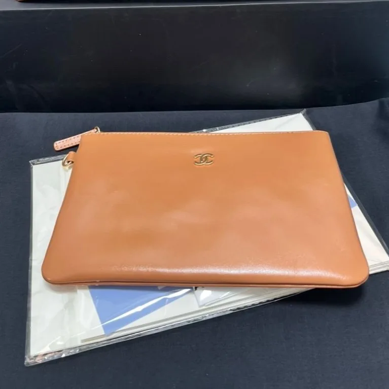 Chanel 22 Crossbody Bag / Shiny Camel Gold Hardware - Image 8