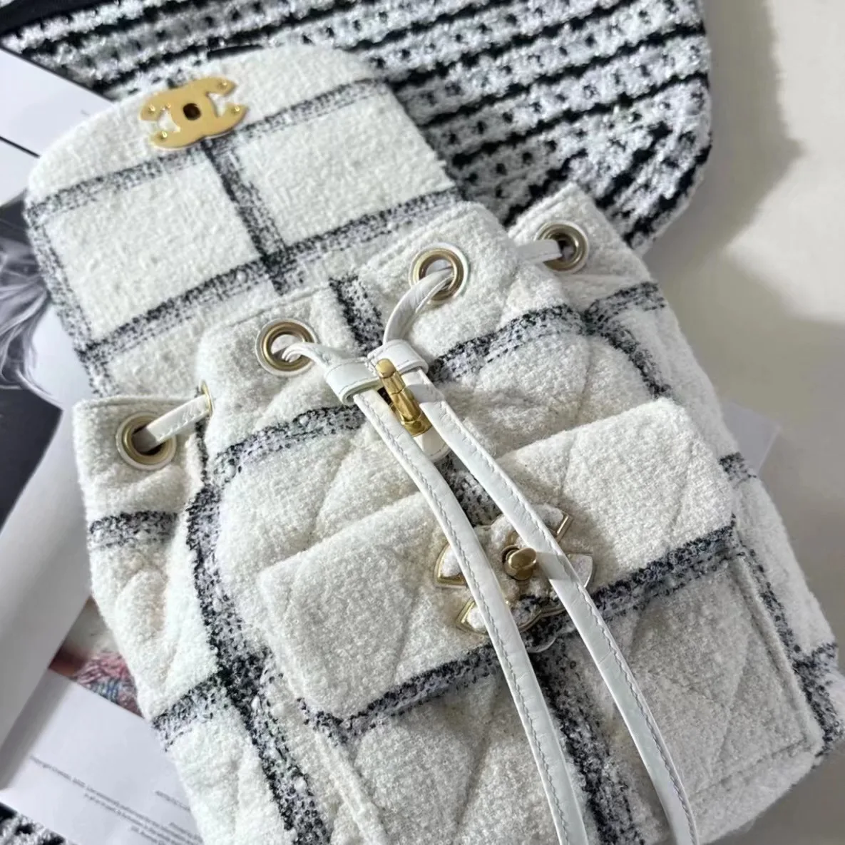 Alternative view of Backback White /