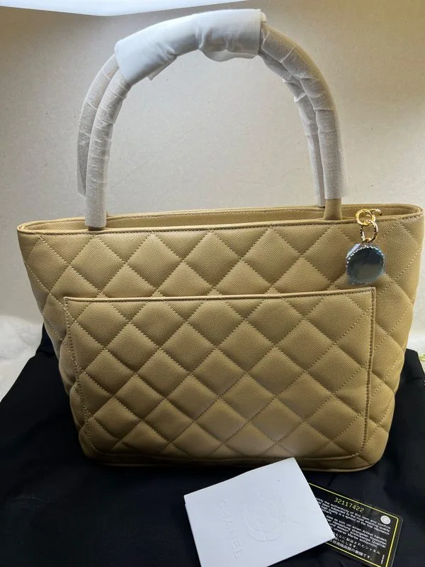 Chanel Medallion Tote Gold Hardware Caviar Yellow / - Image 5