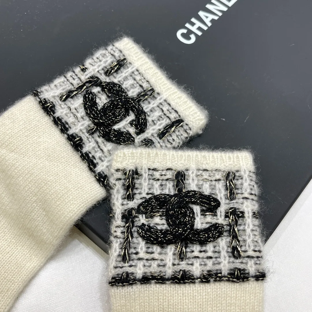 Chanel Monochrome Winter Knit Set Hat, Scarf And Gloves Black & White - Image 3