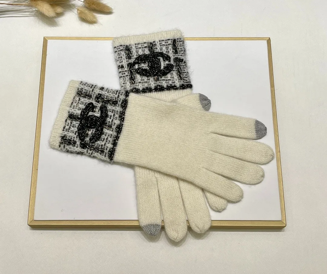 Chanel Monochrome Winter Knit Set Hat, Scarf And Gloves Black & White - Image 5