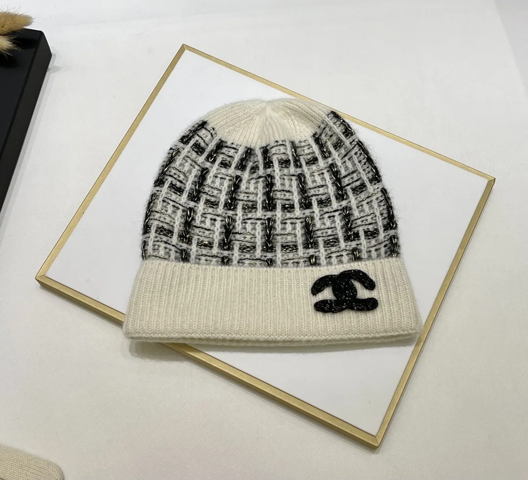 Chanel Monochrome Winter Knit Set Hat, Scarf And Gloves Black & White - Image 4